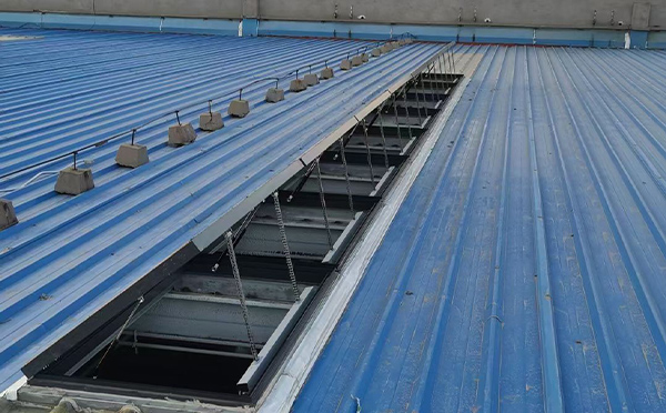 某城市大型商业综合体中庭山阳排烟窗工程