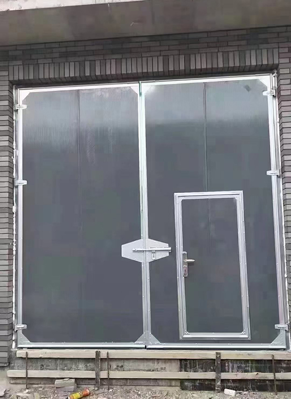 山阳工业平开门在大型设备制造车间的应用实例